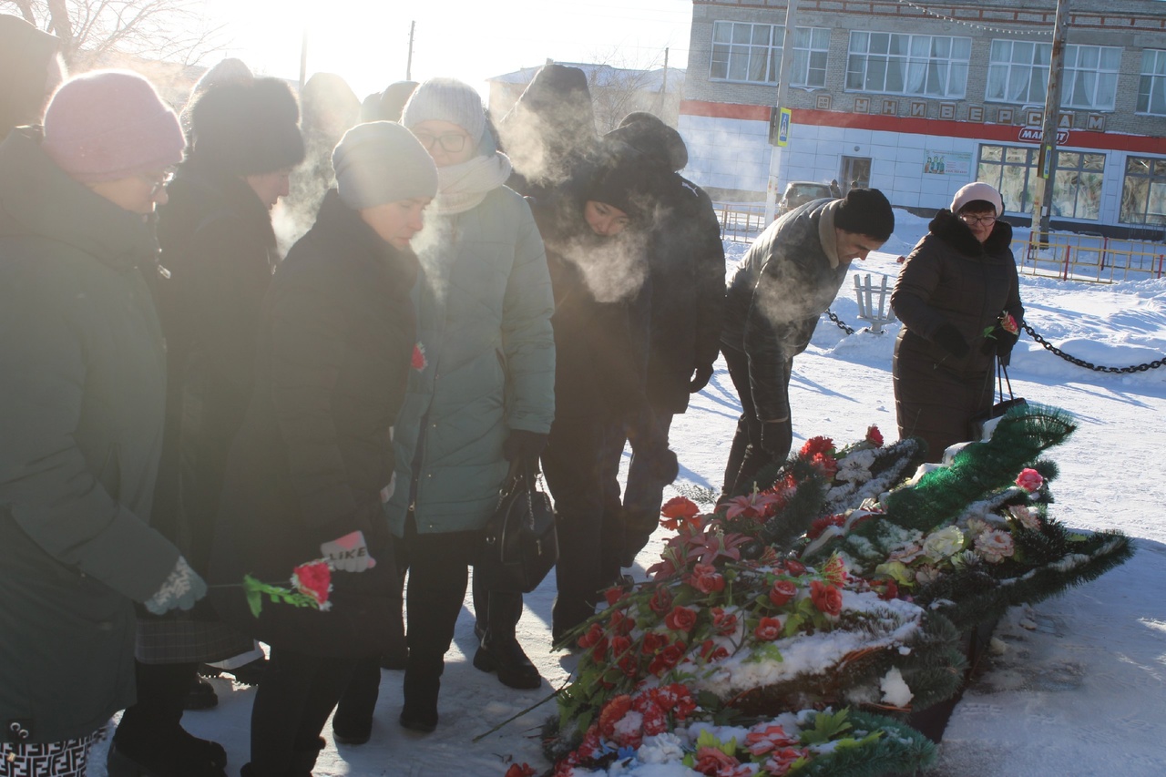 Сегодня (8 декабря) с. Сафакулево состоялась церемония возложения цветов к памятнику воину – освободителю посвященное ​ ко Дню Героев Отечества..
