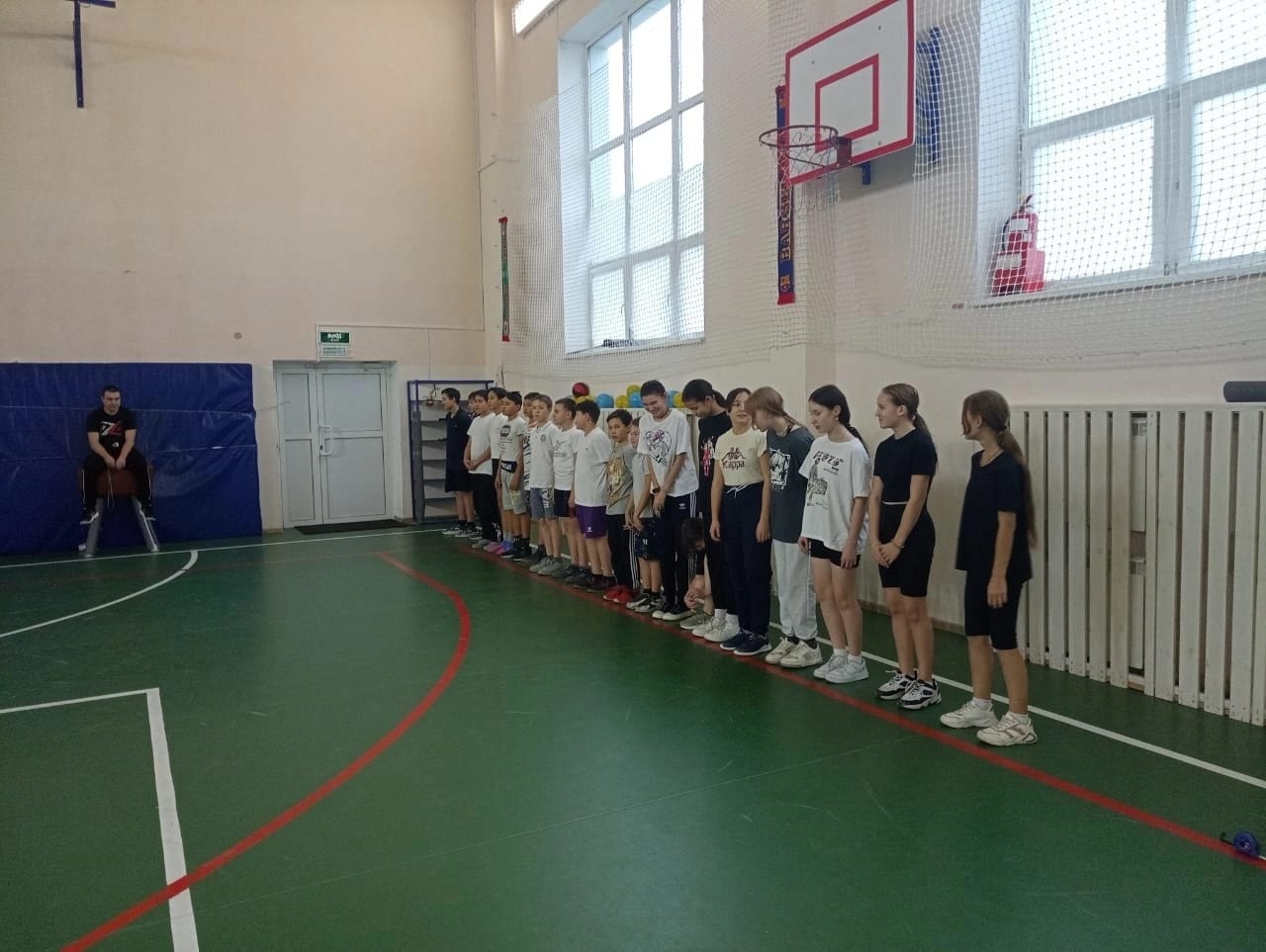 Сегодня обучающиеся старших и средних классов Сафакулевской СОШ приступили к выполнению норм комплекса ВФСК ГТО. 🏃‍♀️🤸‍♂️  #спортнормажизни.