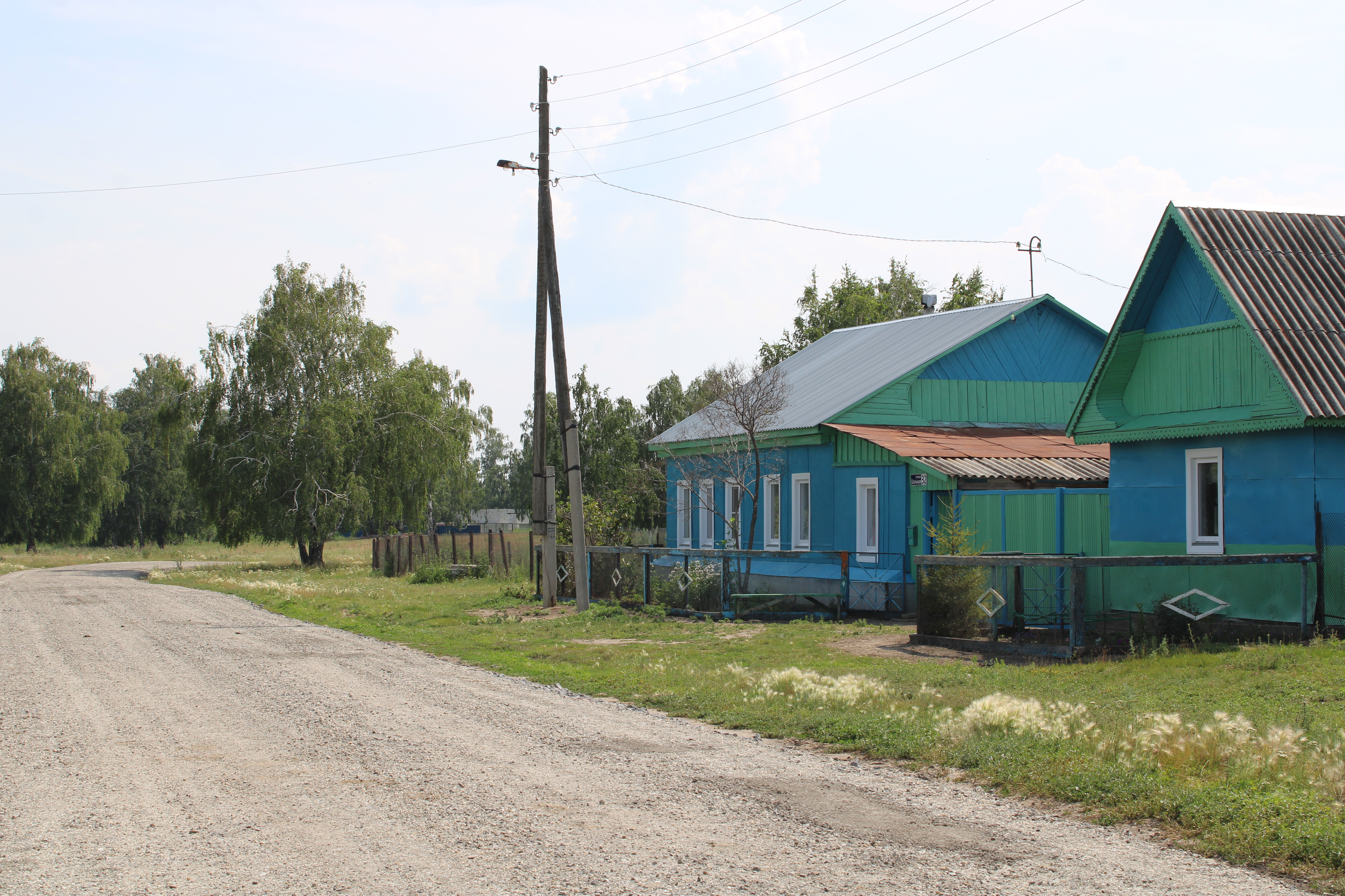 В рамках благоустройства сельских территорий ежегодно в  Сафакулевском районе  ремонтируются муниципальные внутрипоселковые дороги. Средства выделяются из дорожного фонда Курганской области..